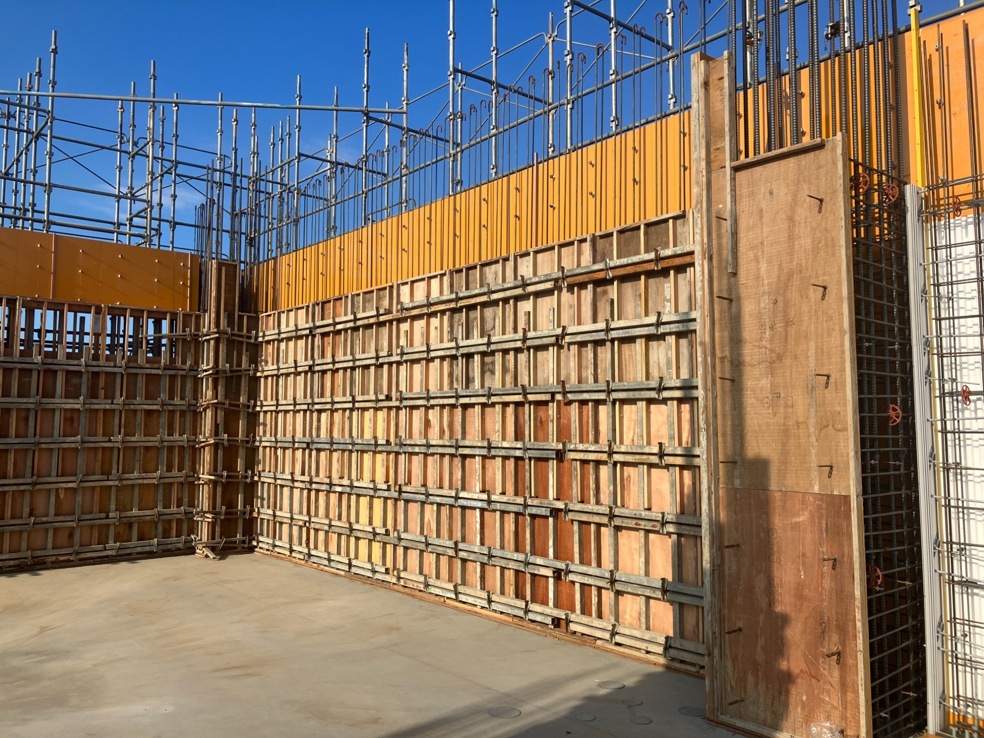 型枠工事(体育館棟)